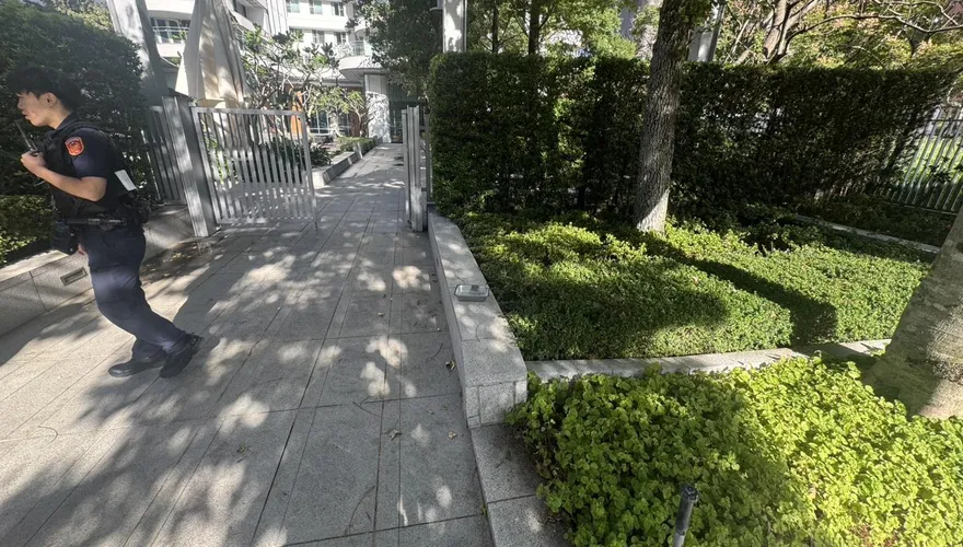 影/傻眼！林口4男2女大白天在社區外公然吸毒