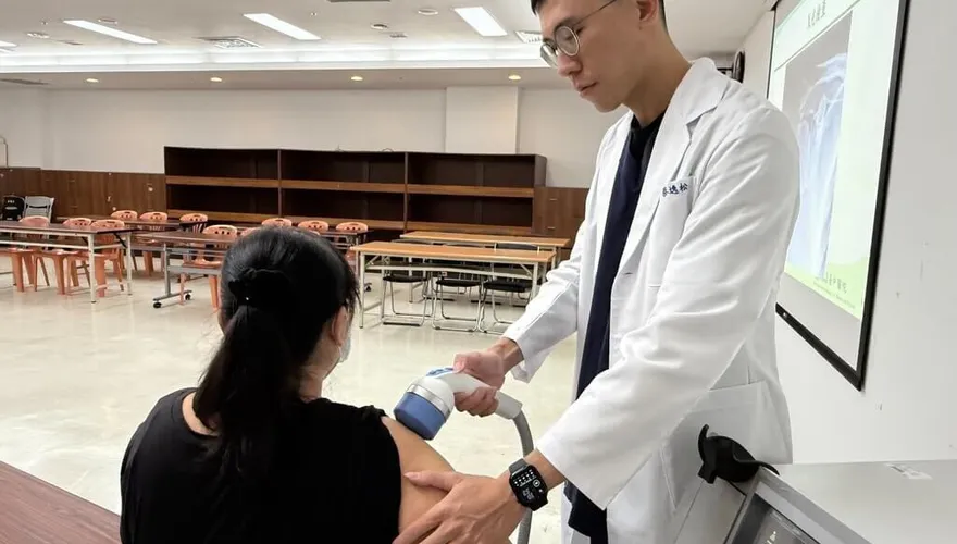 美髮師醒來痛到無法舉手！醫一看驚「鈣化性肌腱炎」作祟