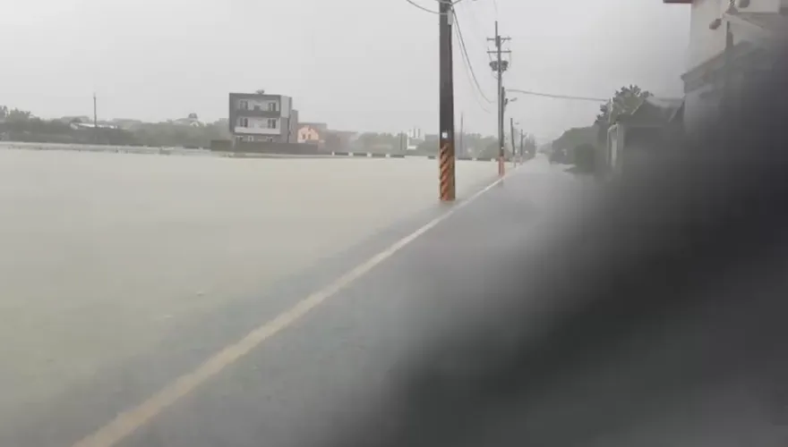 好險停班課！宜蘭遭大雨狂襲　農田水位逐漸淹過路面