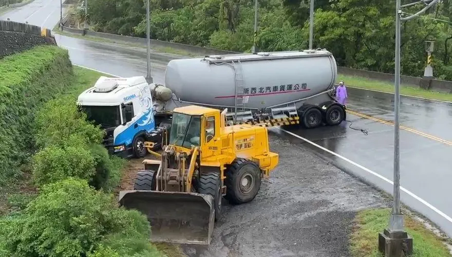 影/鳳凰釀豪雨打滑？台東「槽化車高速衝撞路邊」