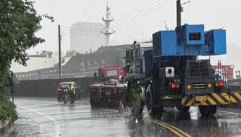 鳳凰颱風豪雨強襲基隆　曳引車打滑撞破圍牆