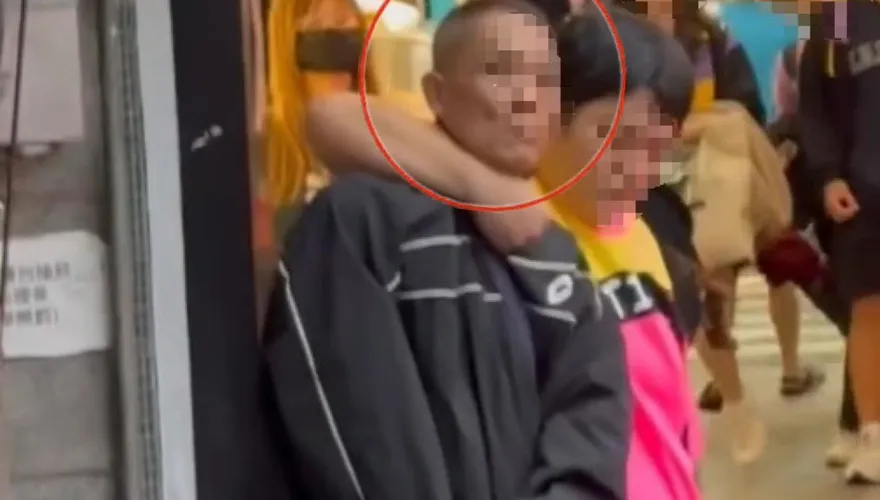 影/永和駭人攻擊！黑衣男「彈菸蒂、雨傘尻臉」女濺血