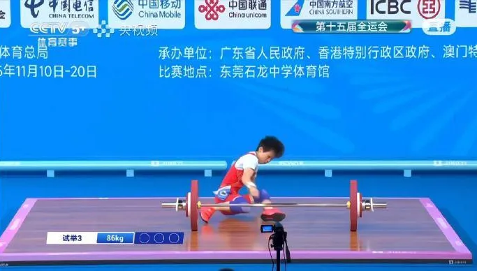 舉重女將挑戰硬舉失敗　「右手反折」工作人員秒拿布救援