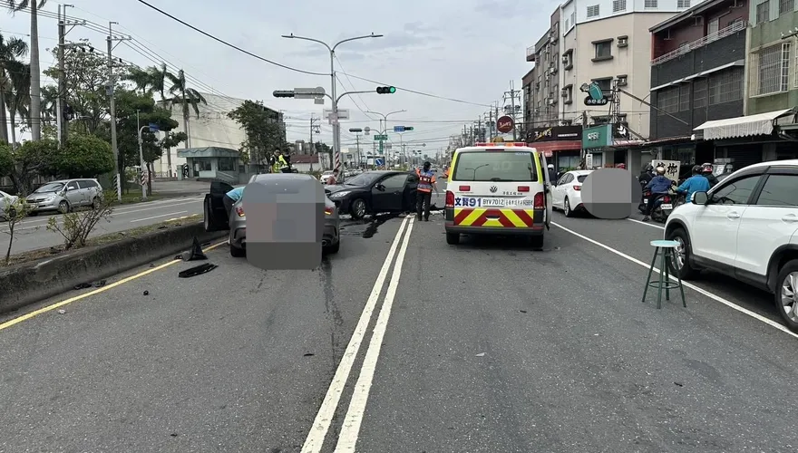 影/台南仁德3車碰撞！　轎車噴飛倒轉撞聯結車2傷送醫