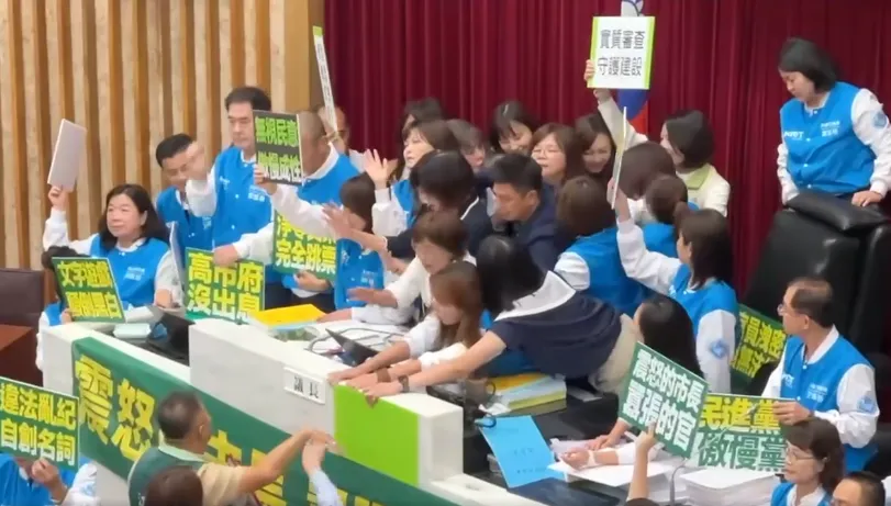 影/陳其邁離席引爆高雄市議會全武行！邱于軒：隨扈衝入攻擊議員