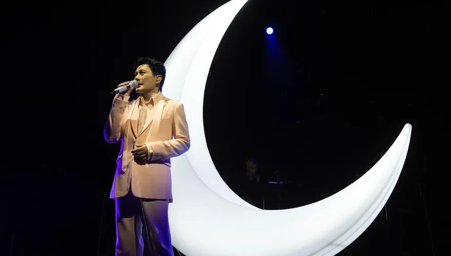張信哲二度登倫敦開唱！台上一脫引全場尖叫　驚喜同框世界級歌手