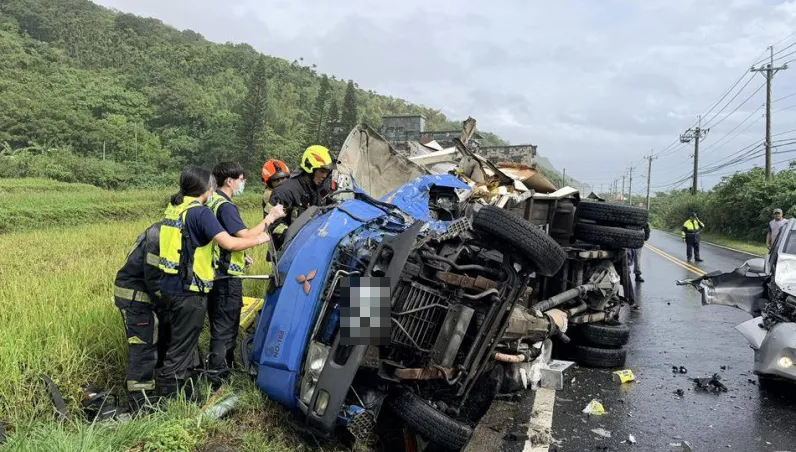 台11線小貨車遭拖板吊車尾掃翻卡溝　56歲男搶救不治