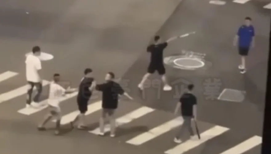 影/網傳新竹街頭黑幫持棒球械鬥　警：三個月前影像已送辦