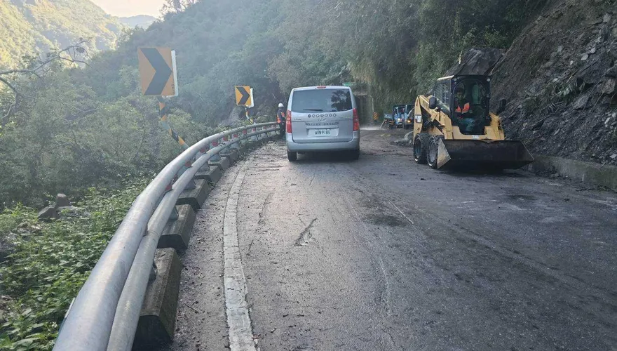 好消息！南橫公路「新武路段」邊坡落石阻路　今晨搶通完畢