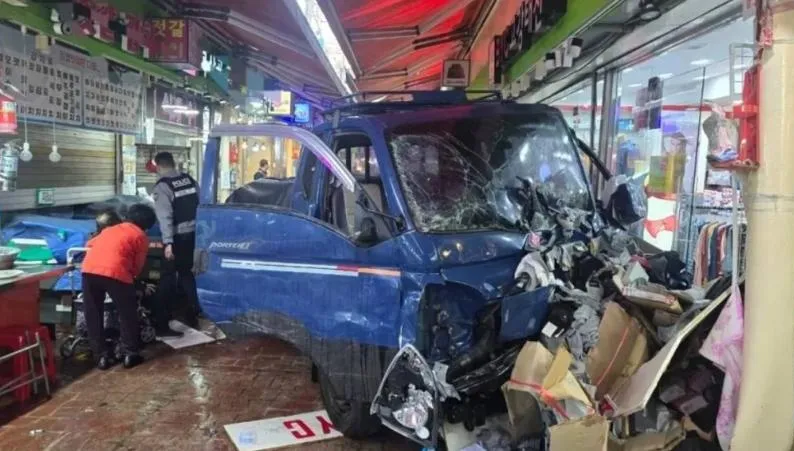 影/恐怖現場曝！南韓富川貨車猛闖市場　衝撞人群釀2死18傷