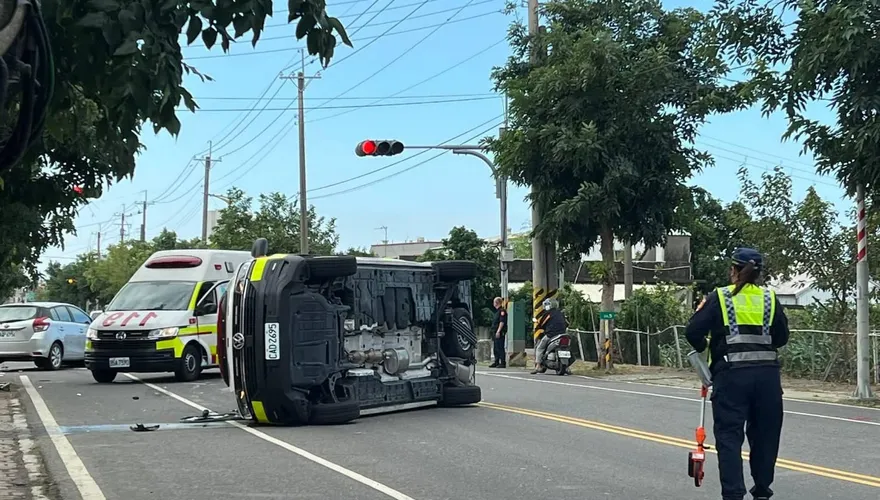 影/撞擊瞬間曝！嘉義縣救護車出勤突遭撞翻　3人受傷急送醫