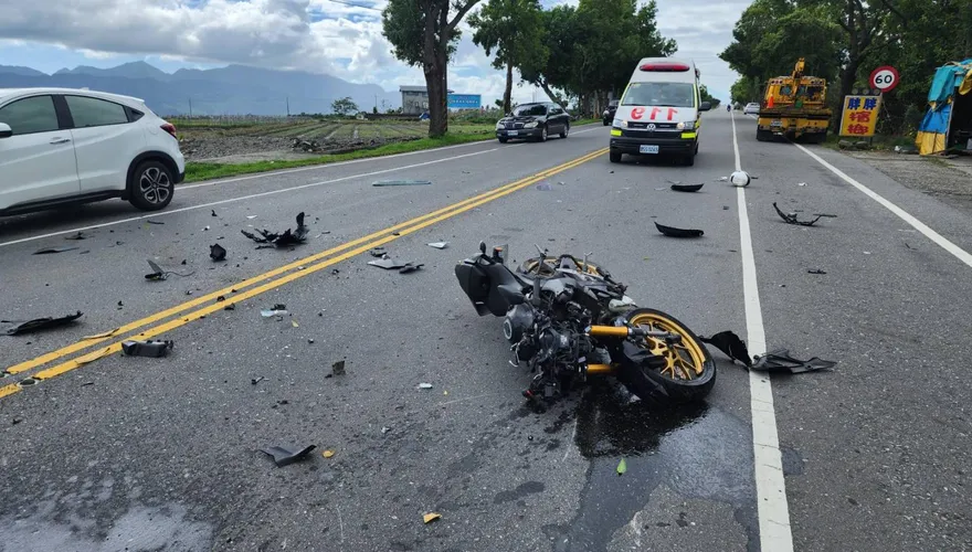 影/台9線小客車違規迴轉釀禍　19歲無照騎士重傷送醫