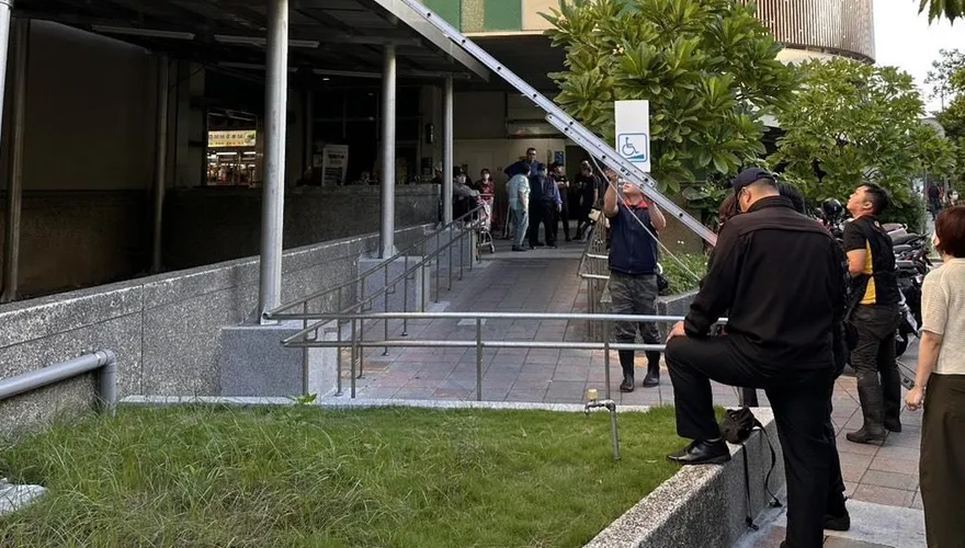環南市場清晨驚傳墜樓案！　23歲保全重摔落遮雨棚