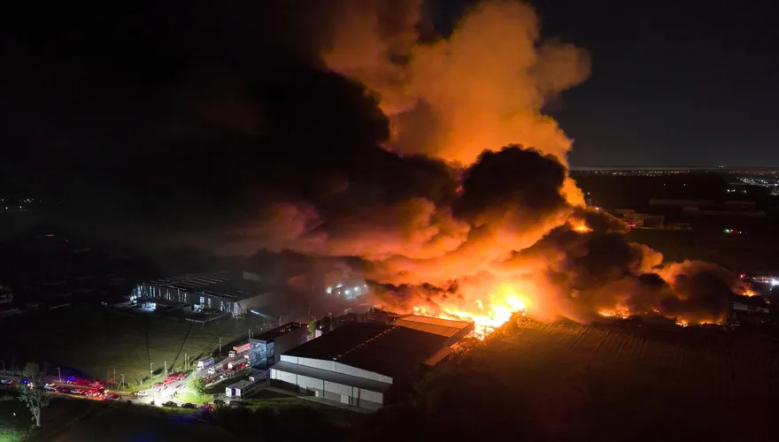 影/阿根廷工業園區大爆炸！巨大火球炸上夜空...疑小飛機墜毁釀災