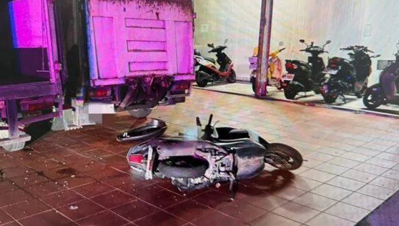 轎車闖紅燈猛撞！桃園21歲騎士「噴飛摔落」　機車零件四散