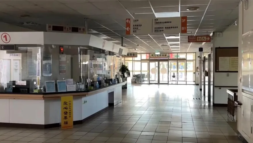 不滿藥品遺失補領需額外付費！54歲婦人失控怒砸醫院