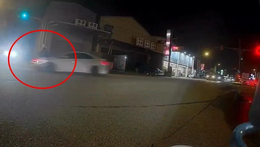影/瞬間消失！桃園驚悚車禍畫面曝光　機車零件散落一地