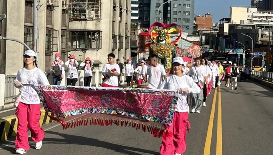 桃園慈護宮媽祖遶境十五街庄　天氣放晴信眾驚呼靈驗