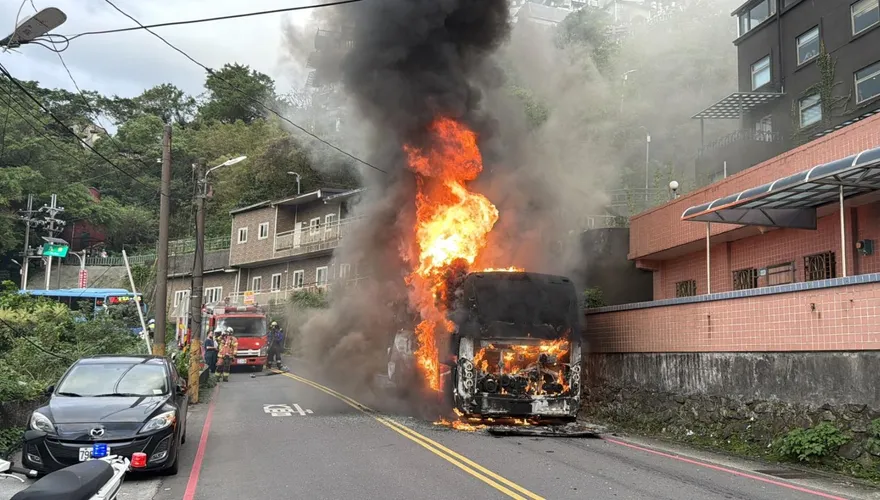 影/九份驚悚火燒車！遊覽車遭吞噬成紅火球　畫面曝光