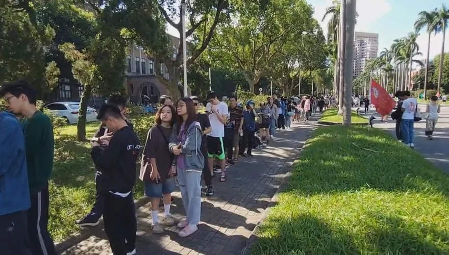 影/大氣系生颱風假翻車發雞排　台大傅鐘400人排隊撲空