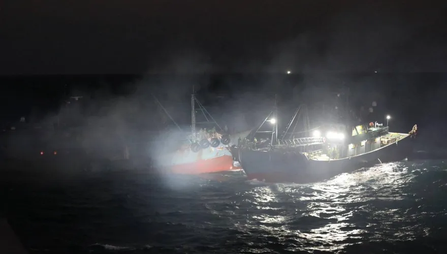 影/陸船台北港外海失火　海巡冒險救援15名船員