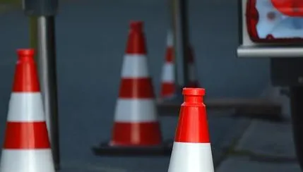 也被狠踹！紐約男扮「交通筒」嚇路人　遭一腳踹飛吸百萬點讚