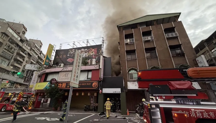 影/天母「知名火鍋店大火」！黑煙狂竄恐怖畫面直擊