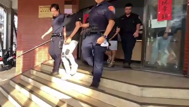 影/台中街頭夜半炸街引憤！壯男滅火器狂噴　89猴持械圍毆