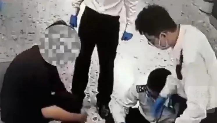 陸男全身飄「異味」！眼尖海關覺得怪怪的　一查驚現鞋內藏大麻