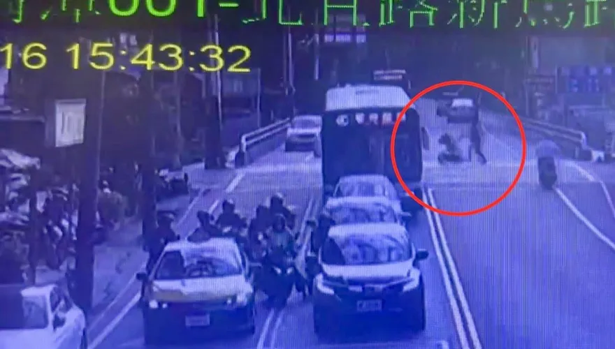 影/新店轎車擦撞嬰兒車肇逃　警以車追人鎖定駕駛傳辦