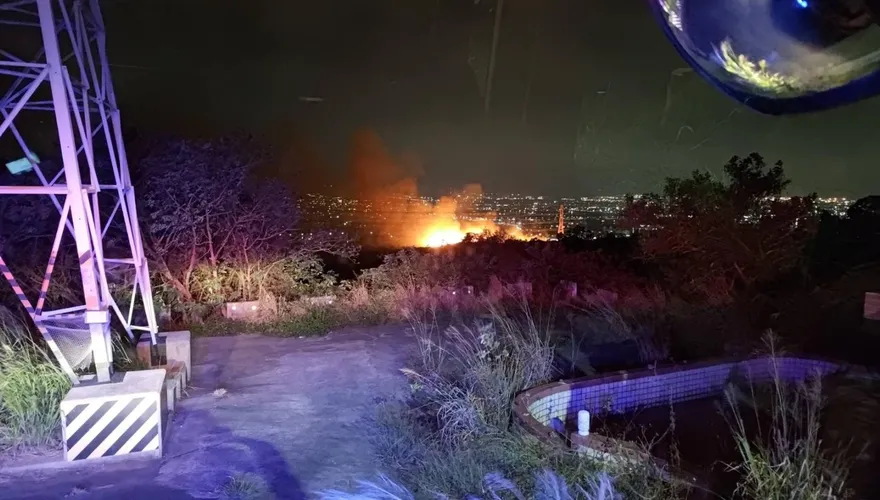 國3龍井段山坡邊坡晚間「惡火延燒」！一度威脅高壓電塔