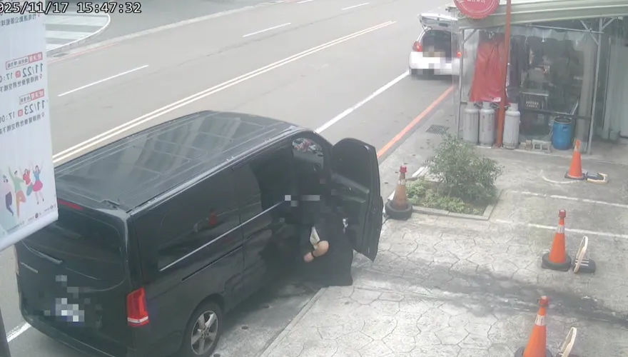 女駕駛路邊大便！「長裙掩護」起身一坨屎　網嘔：太誇張