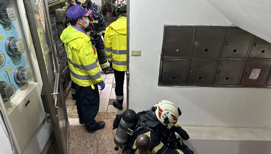 影/桃園醉漢吵架失控「開瓦斯洩憤」　警消破門壓制送醫