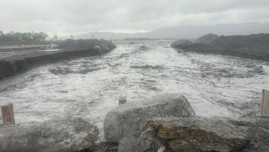 影/馬太鞍溪河川水位突暴漲　公路局緊急暫停便道搶修