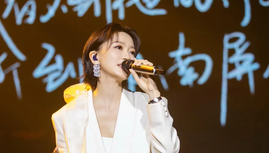 蔡淳佳出道25年巡演開跑！一開場激動哭了　寵粉合照半小時
