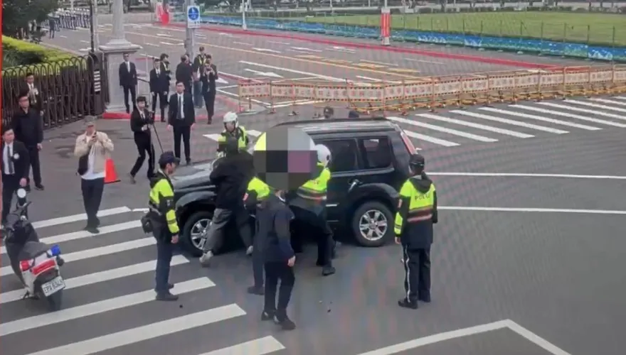 影/總統府前男子駕車衝撞管制哨　警包圍拖下車送辦