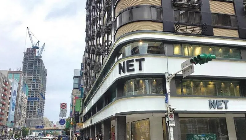 阿嬤行動不便！NET店員拿衣物到門口供挑選暖哭全網