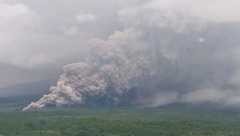 影/印尼爪哇島火山大噴發！灰柱高達13公里　居民急撤離