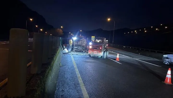 才一個月又出事！台62線「碎石陣」再現　汽車專家也受害