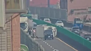 台88線曳引車變換車道釀禍！小貨車翻覆　1人輕傷