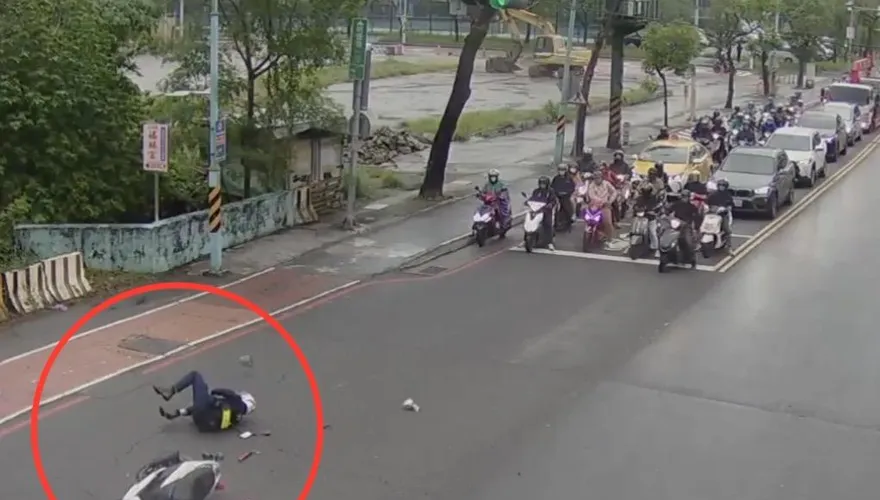 影/土城警處理完車禍騎車遭轎車撞飛　肢體擦傷送醫