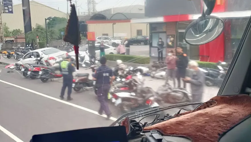 台南新市嚴重車禍！麥當勞前阿提斯刷倒一排機車