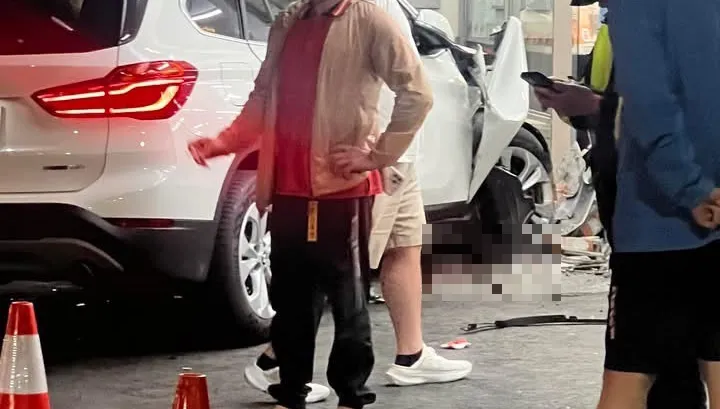 疑競速釀禍！雙B名車失控　他站超商前無辜挨撞倒輪下