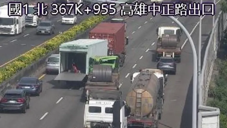 國1北367.8K嚴重車禍！3大車疑連環追撞　拖板車駕駛受困