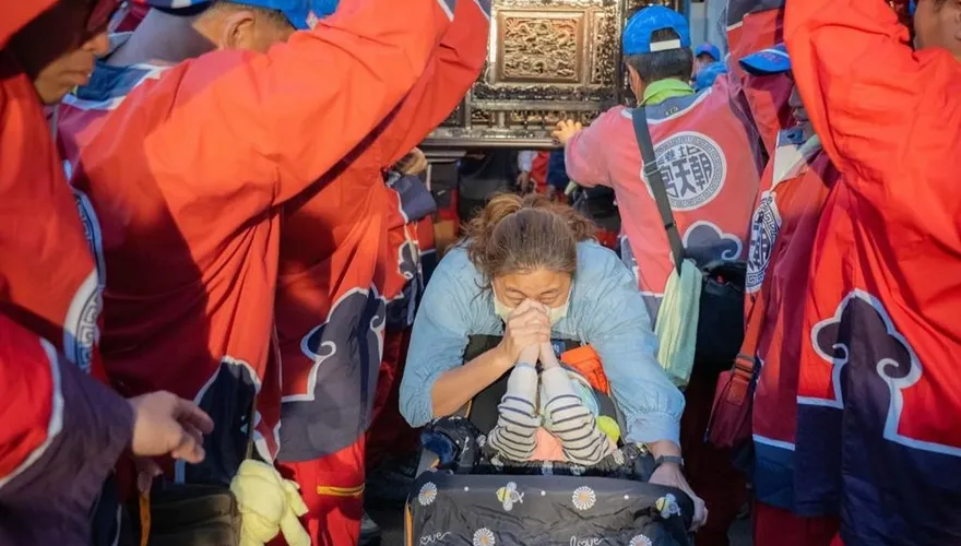 北港媽祖南巡唯一破例！腦麻兒獲准鑽轎　母親跪地哭泣