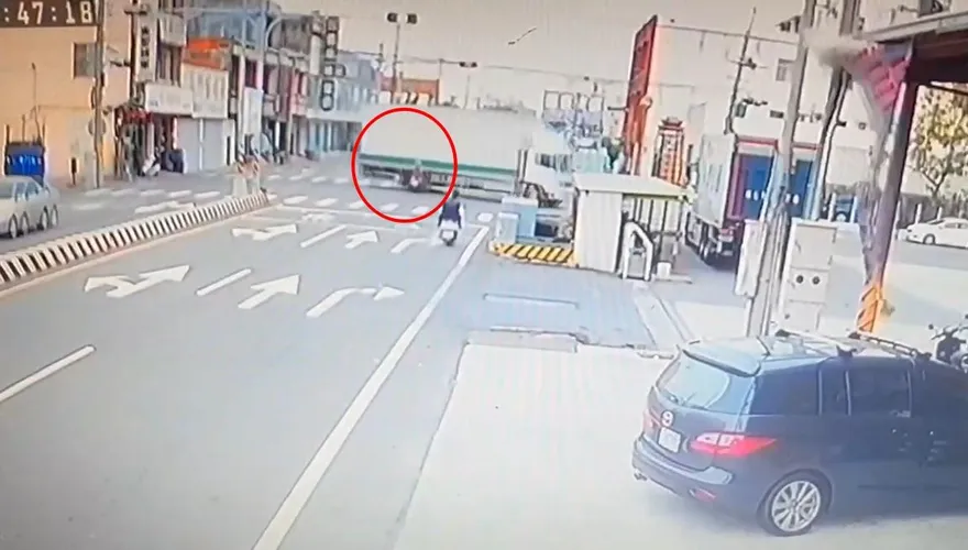 影/驚悚17秒！彰化阿公騎士「攔腰猛撞」大貨車　送醫不治