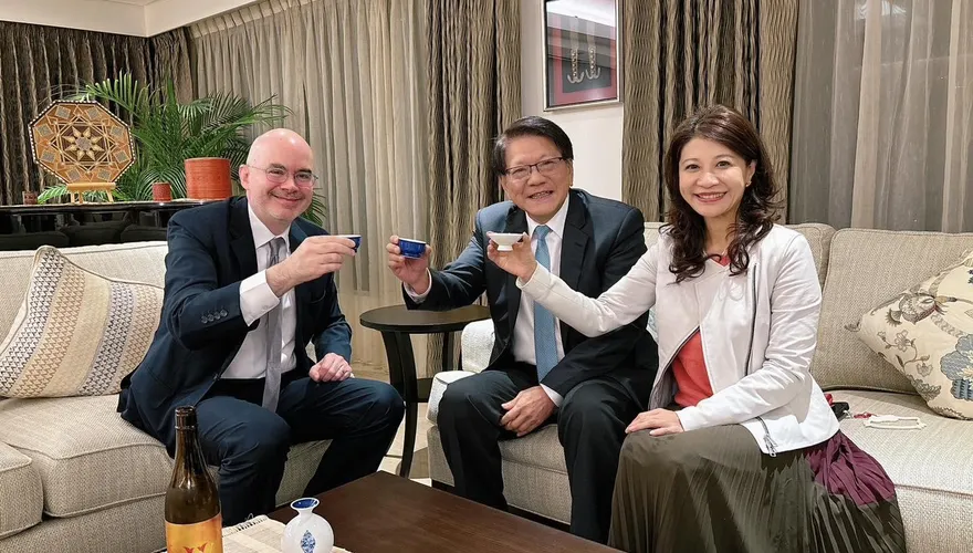 AIT處長谷立言與潘孟安、林楚茵「乾杯喝日本清酒」：敬友誼