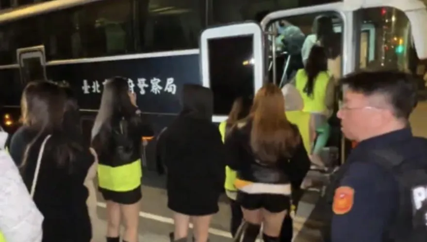 影/警破獲職業賭場逮62人　20多名正妹荷官排排站
