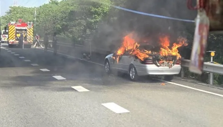 國1北上楠梓段火燒車！駕駛停路肩急報案　無人傷亡
