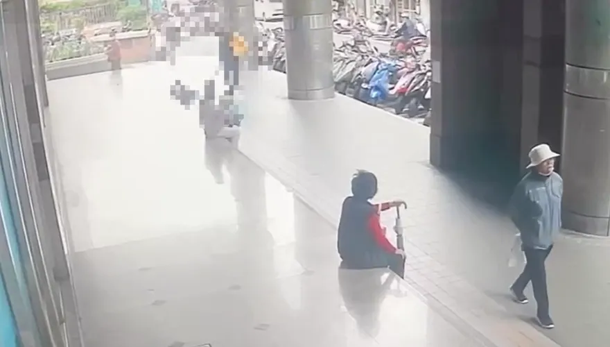 影/三重爆隨機攻擊！男持鐵棍打傷夫妻　警逮人起獲毒品